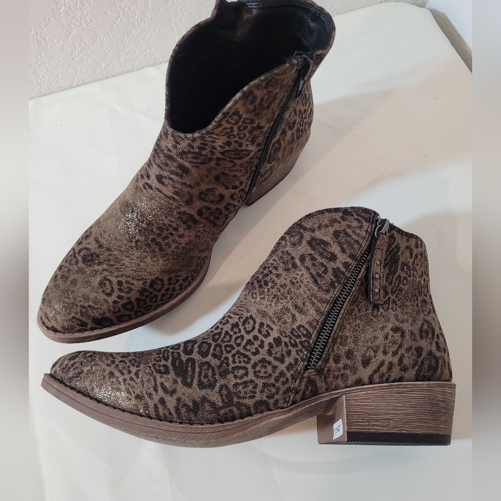 Nwot womens cheetah booties